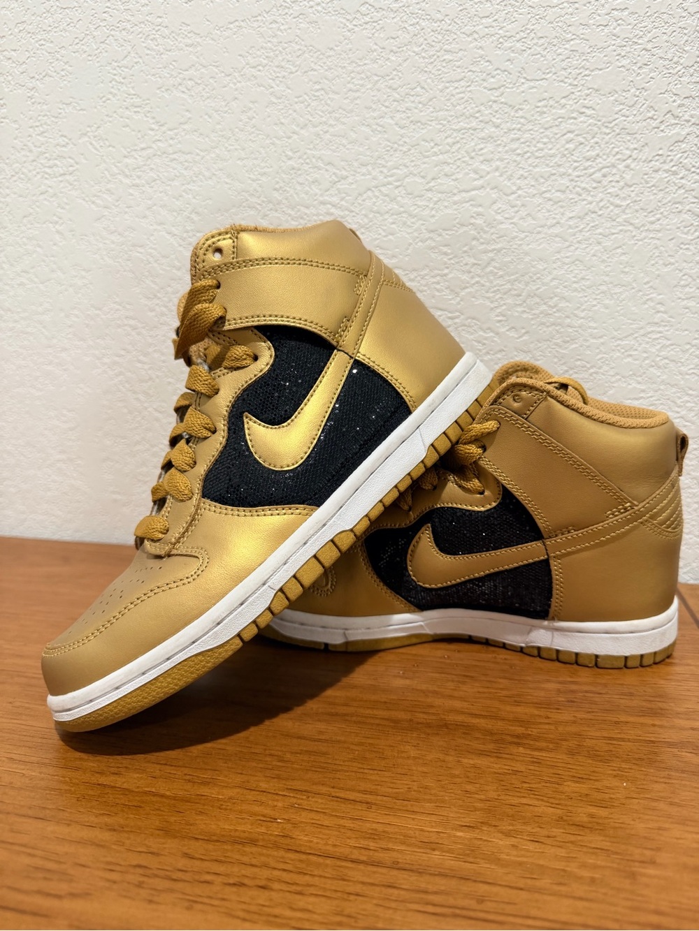2000’s Nike Dunk High Gold Metallic Black Sparkle Women’s size 6 325203-771